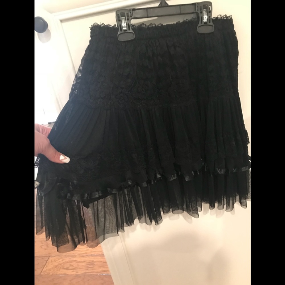 Short black lace skirt Lg